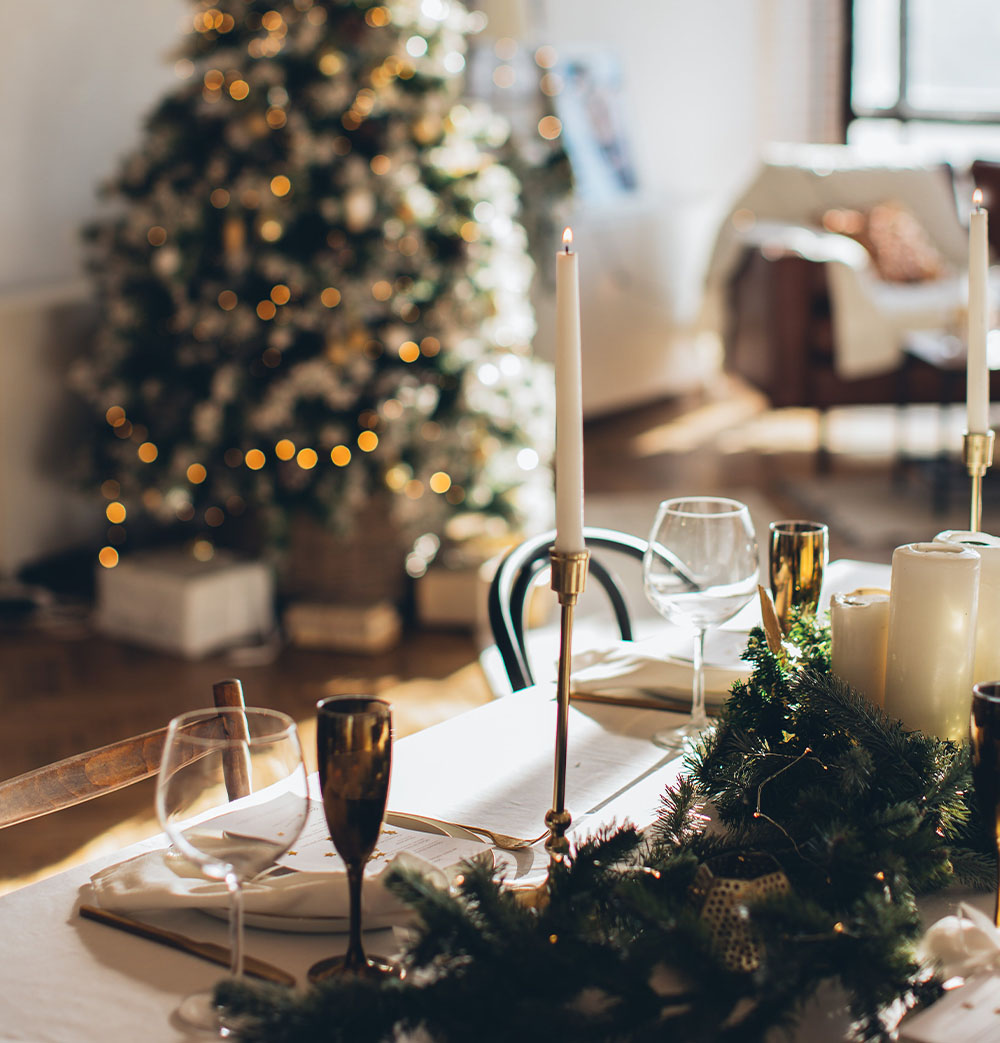 Božićni interijer i božićni stol s ukrasima i svijećama