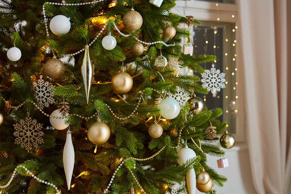 Božićno drvce s ukrasima u zlatnoj, srebrnoj i bijeloj boji.