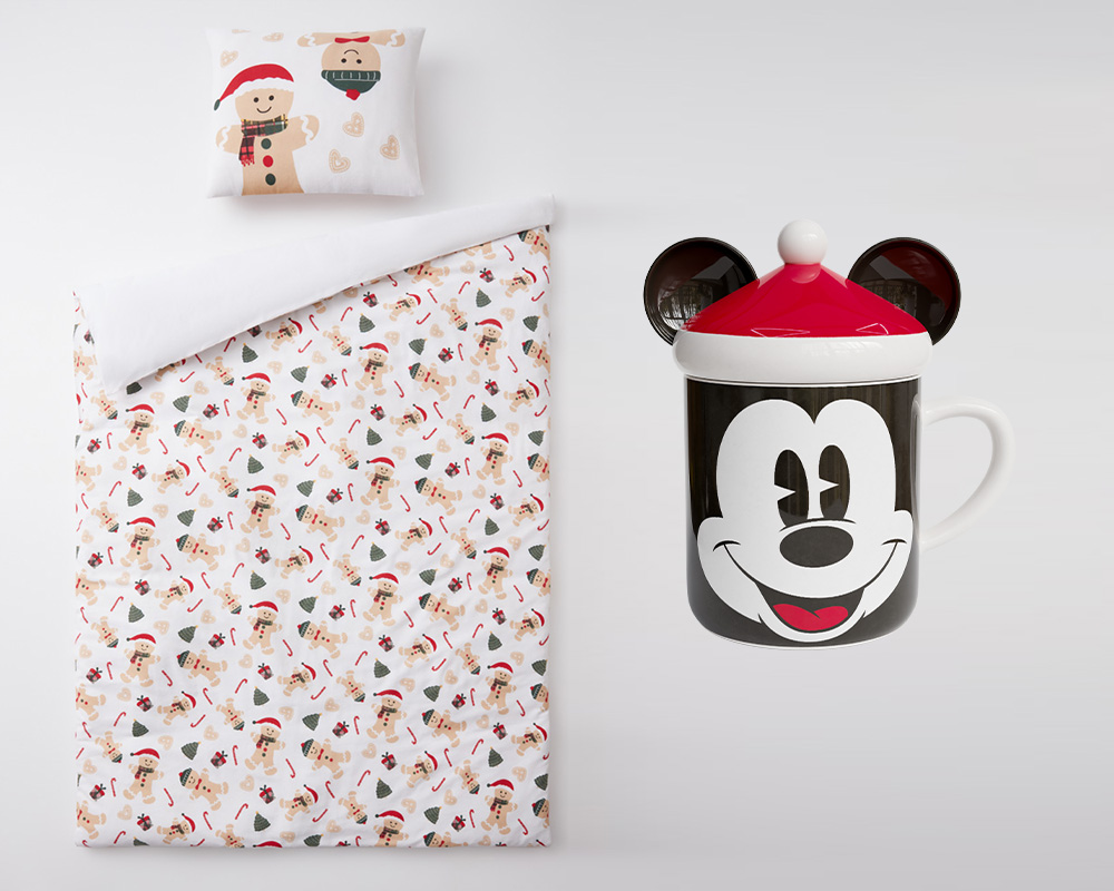 Božićna posteljina iz Pepca kao poklon djetetu uz božićnu  šalicu s motivom Mickeyja Mousea.
