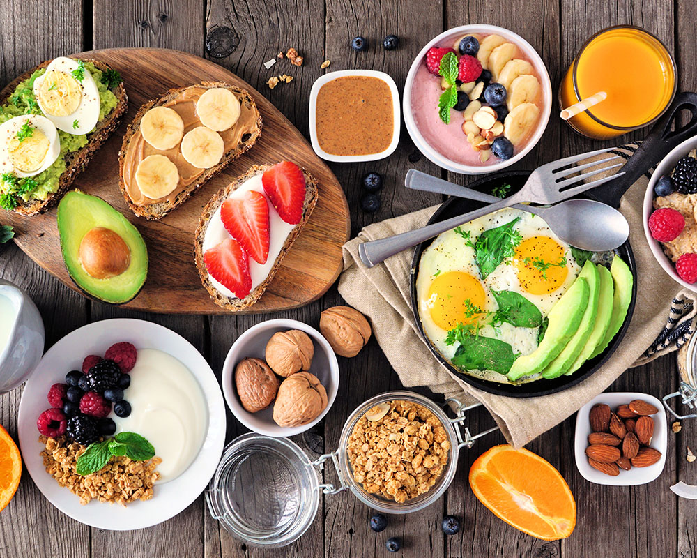 Stol sa zdravim proizvodima: voće, povrće, zobene pahuljice