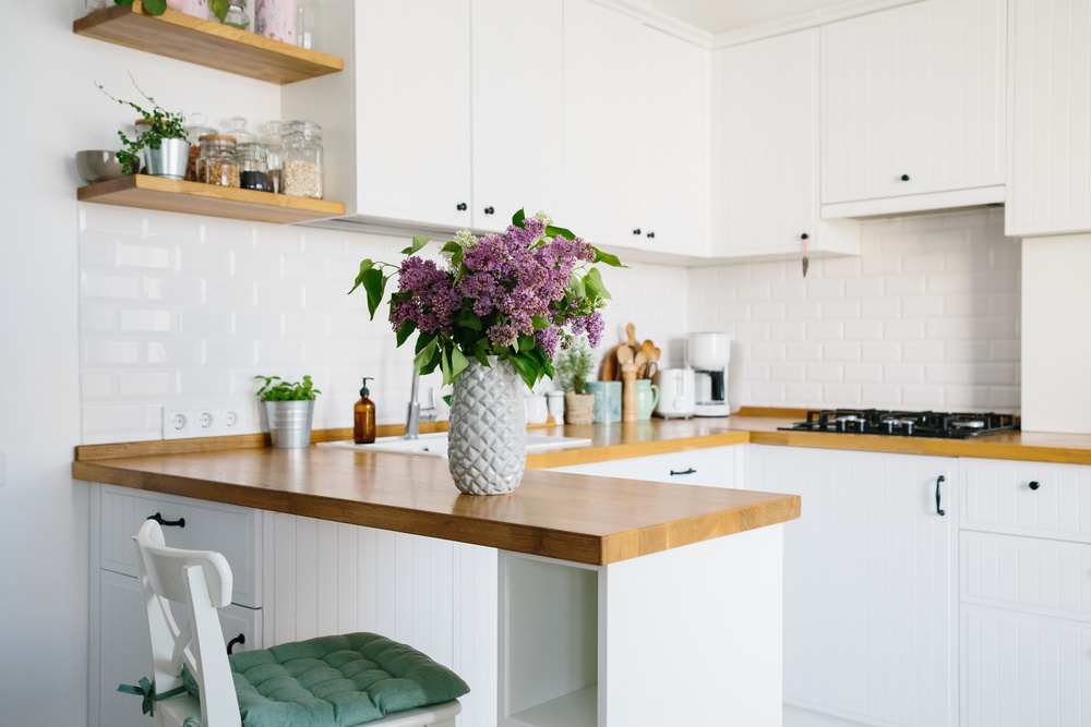 Mala kuhinja s bijelim namještajem u skandinavskom stilu