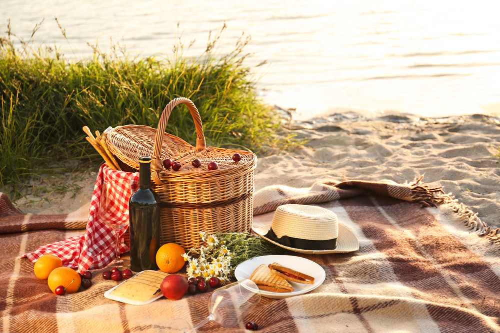Košara za piknik za romantičnu večeru na plaži uz rijeku