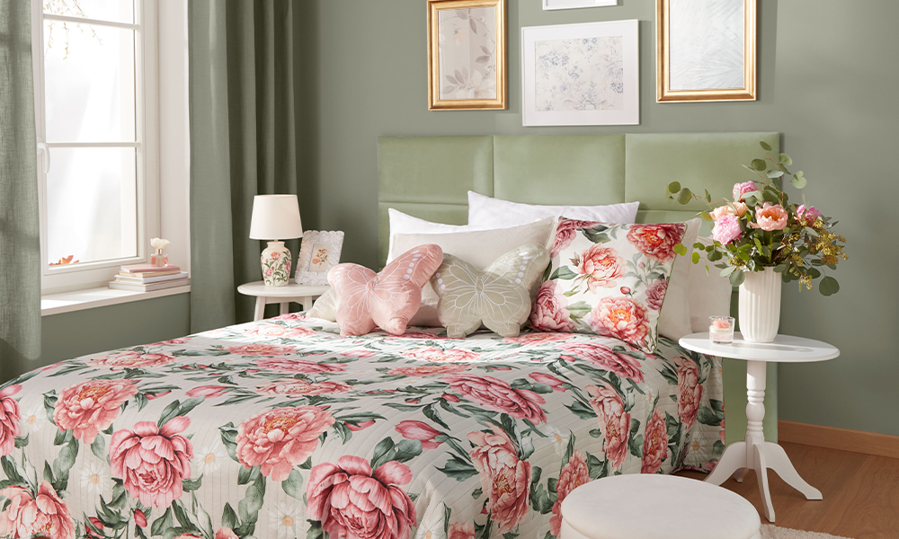 Spavaća soba ukrašena dodacima s temom božura