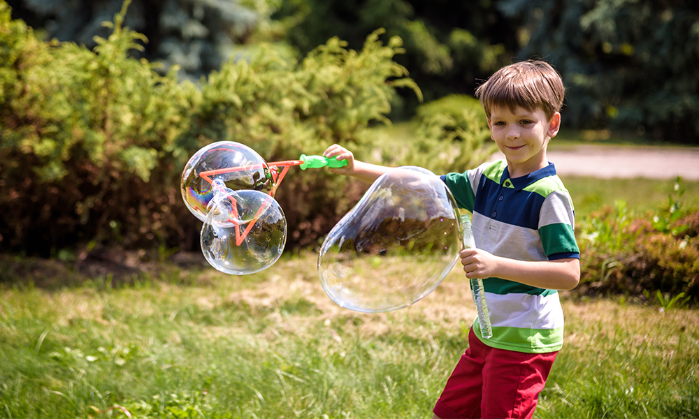 Dječak puše balone
